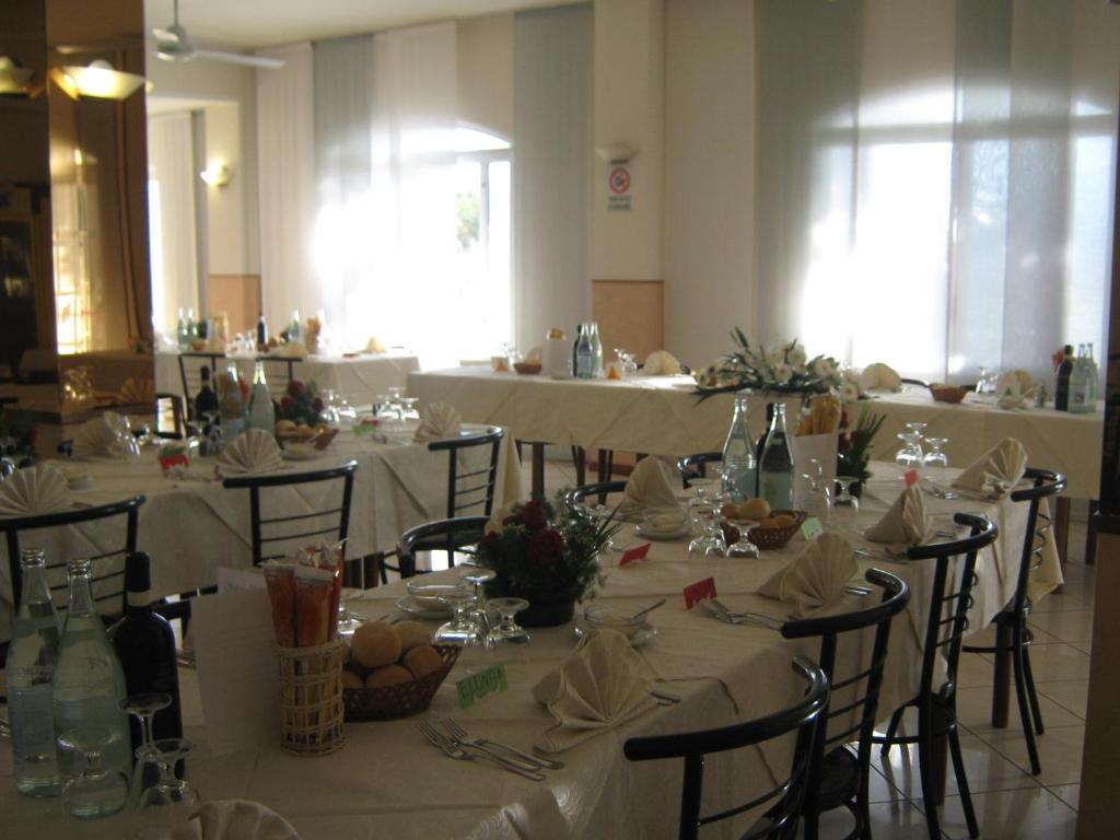 Albergo Ristorante Lucciola Santo Stefano al Mare Eksteriør billede