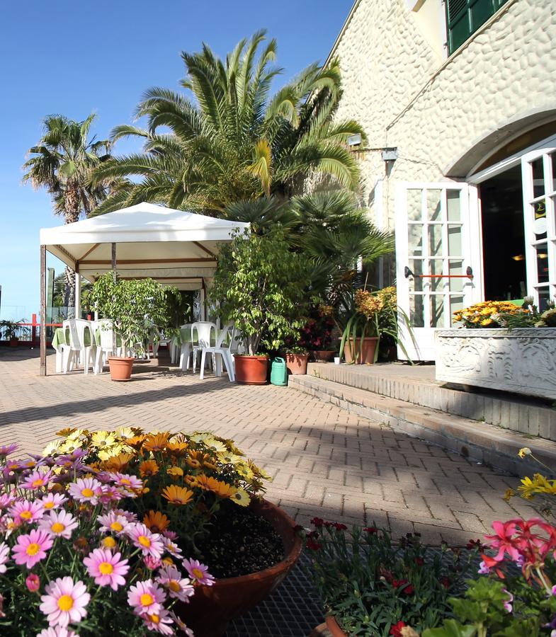 Albergo Ristorante Lucciola Santo Stefano al Mare Eksteriør billede
