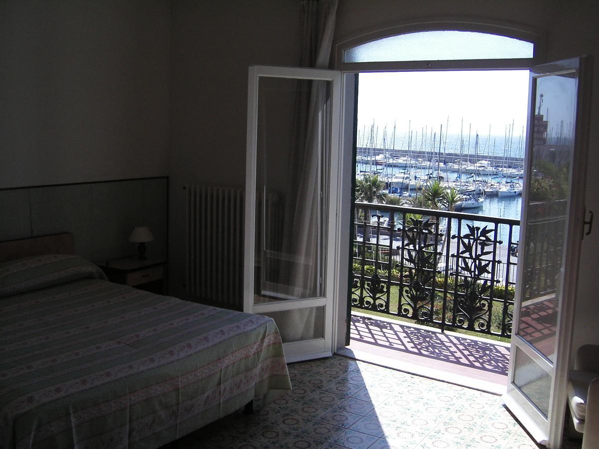Albergo Ristorante Lucciola Santo Stefano al Mare Eksteriør billede