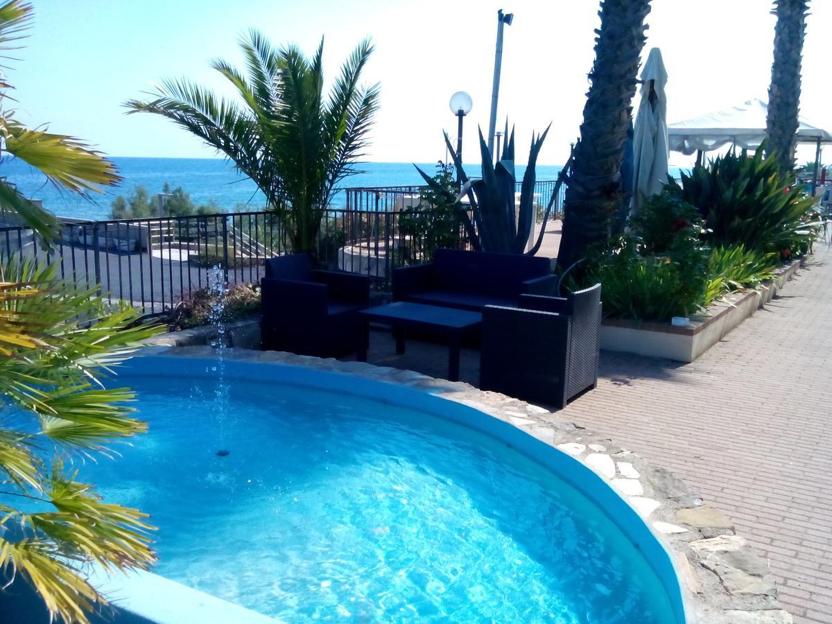 Albergo Ristorante Lucciola Santo Stefano al Mare Eksteriør billede