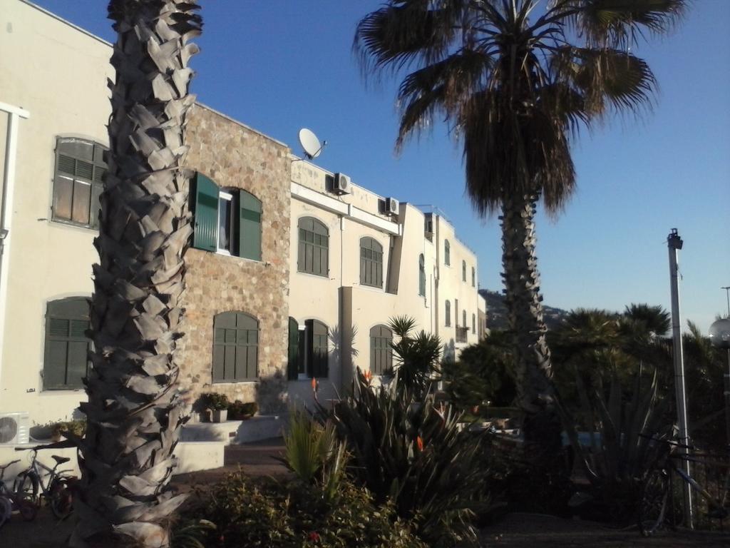 Albergo Ristorante Lucciola Santo Stefano al Mare Eksteriør billede